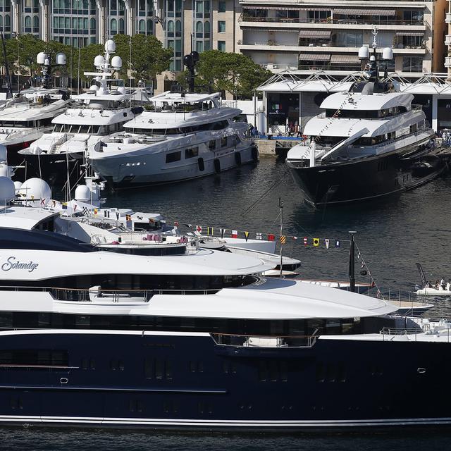 Des yachts exposés au Port Hercule de Monaco dans le cadre du congrès européen le "Monaco Yacht Show". [Keystone - EPA / SEBASTIEN NOGIER]