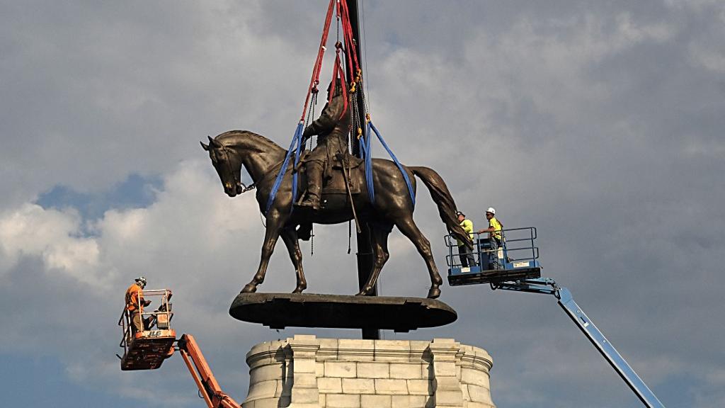 Déboulonnée, la statue du général Lee ne livre pas tout son mystère. [AFP]
