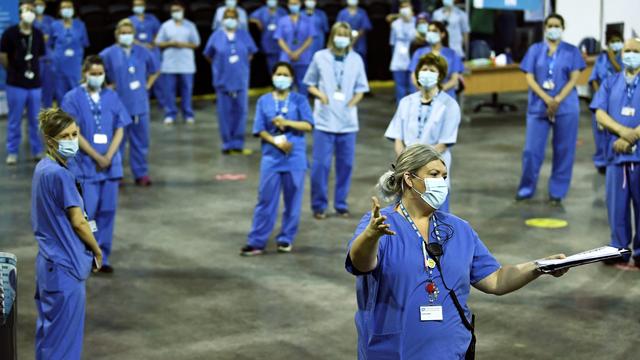 Du personnel médical photographié le 29 mars 2021 dans un centre de vaccination à Belfast. [Reuters - Clodagh Kilcoyne]