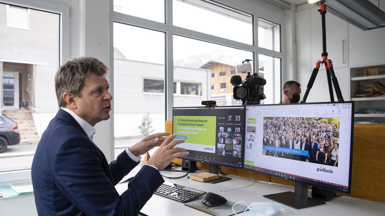 Jürg Grossen, président des Vert'libéraux, lors de la dernière assemblée virtuelle du PVL en février 2021. [Keystone - Peter Schneider]