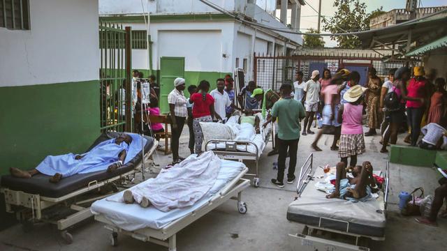 Des personnes blessées durant le tremblement de terre sont traitée à l'extérieur de l'hôpital dans la ville de Les Cayes. Haïti, le 15 août 2021. [Keystone/AP photo - Joseph Odelyn]