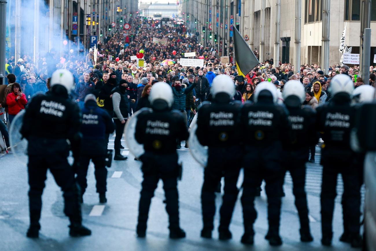 Un cordon policier face à des manifestants à Bruxelles. [Keystone - EPA/Stéphanie Lecocq]