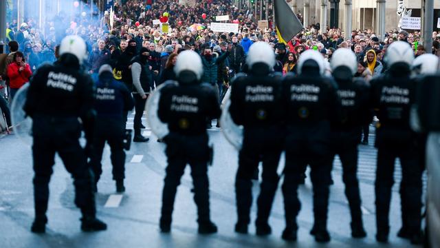 Un cordon policier face à des manifestants à Bruxelles. [Keystone - EPA/Stéphanie Lecocq]