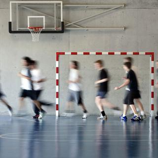 Vaud n'offre pas aux gymnasiens le nombre d'heures de sport prévu par la loi. [Keystone - Martin Rütschi]