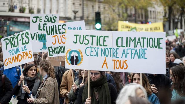 Une manifestation pour la justice climatique en décembre 2018 dans les rues de Paris. [Hans Lucas via AFP - Magali Cohen]