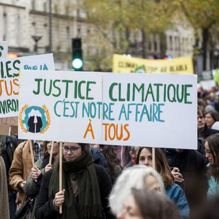Une manifestation pour la justice climatique en décembre 2018 dans les rues de Paris. [Hans Lucas via AFP - Magali Cohen]