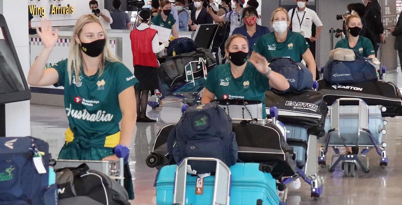 Les joueuses australiennes à leur arrivée à l'aéroport.
