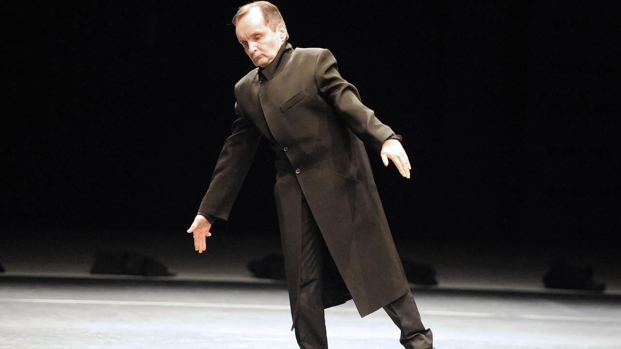 Le chorégraphe et danseur allemand Raimund Hoghe en répétition avec son ballet "Si je meurs laissez le balcon ouvert" à Montpellier le 29 juin 2010. [AFP - PASCAL GUYOT]