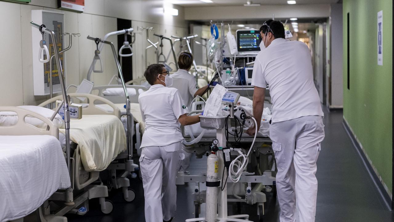Des infirmier et infirmières au CHUV de Lausanne en novembre 2020. [Keystone - Jean-Christophe Bott]