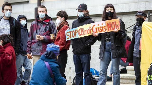 Des manifestants s'étaient réunis devant le tribunal de Zurich pour soutenir les activistes du climat. [Keystone - Alexandra Wey]