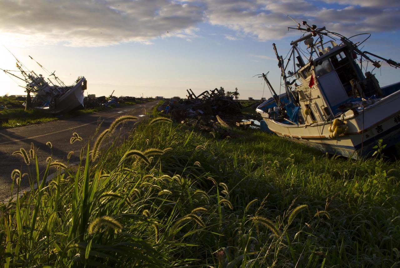 Des bateaux ont été transportés par le tsunami à l'intérieur des terres, dans la zone d'exclusion de Namie. Japon, le 24 juillet 2011. [Keystone/ap photo - David Guttenfelder on assignment for National Geographic Magazine]