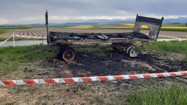 Un char des opposants aux initiatives du 13 juin incendié dans la Broye vaudoise à Villars-le-Grand. [Prométerre]