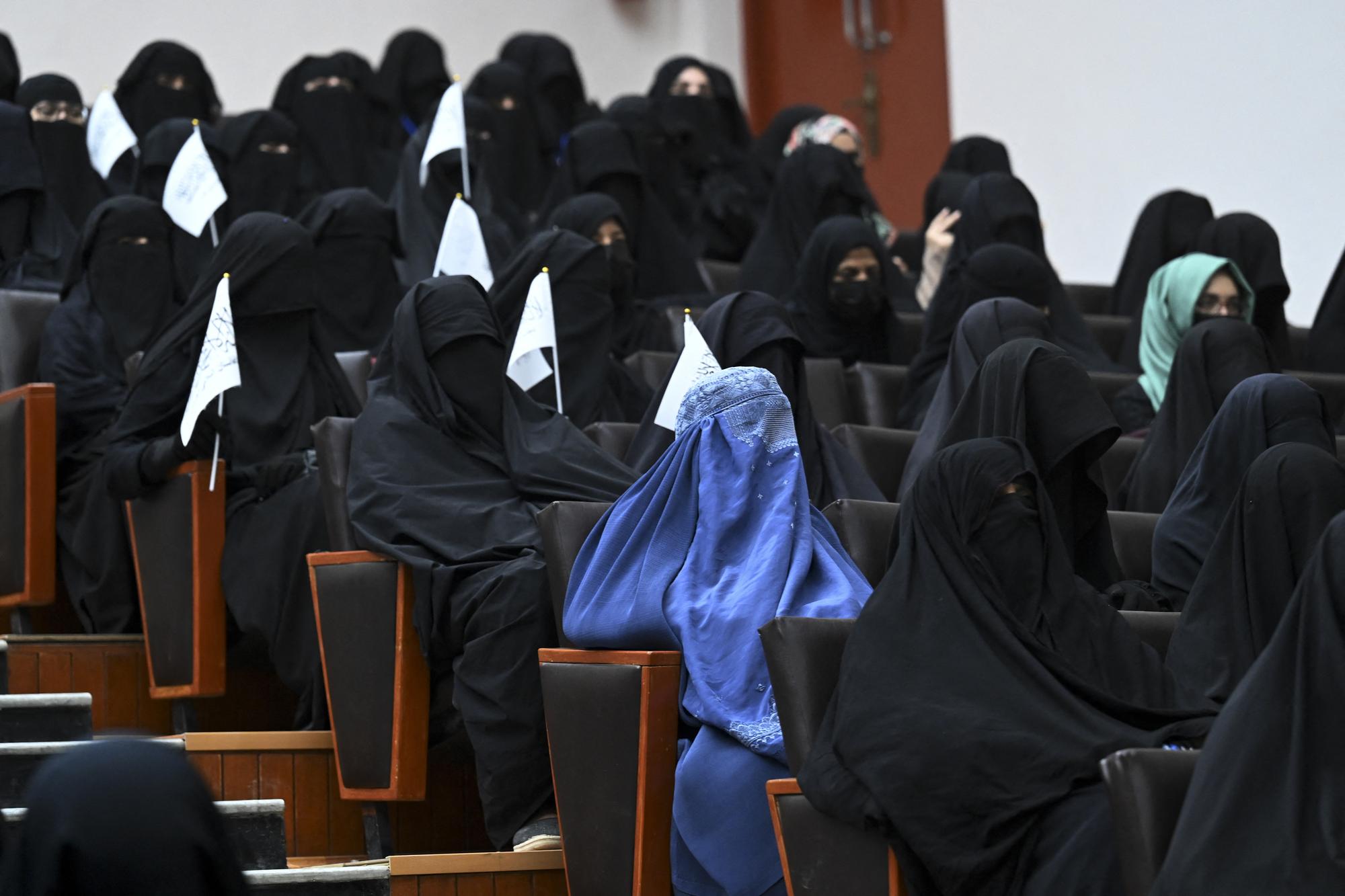 Des femmes entièrement voilées participent à un rassemblement de soutien aux talibans dans une université de Kaboul, le 11 septembre 2021. [AFP - Aamri Qureshi]