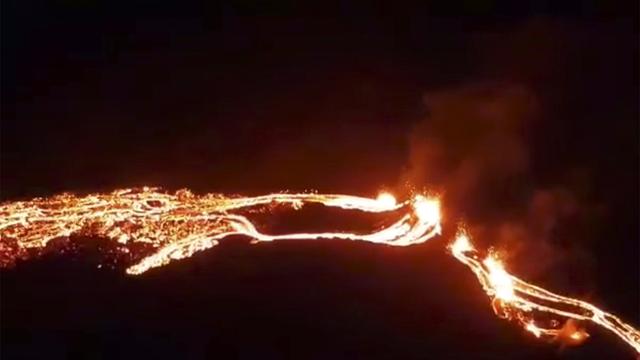 Les images du volcan qui est entré en éruption vendredi près de la capitale islandaise Reykjavik. [Keystone - Icelandic Met Office]