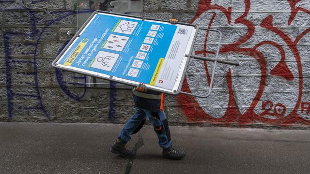 Quelque 200 opposants à la loi Covid-19 ont remis jeudi à la Chancellerie fédérale leur deuxième référendum. Ils s'opposent aux pouvoirs élargis du Conseil fédéral et en particulier au certificat Covid-19. Le peuple suisse se prononcera le 28 novembre. [KEYSTONE - PETER KLAUNZER]