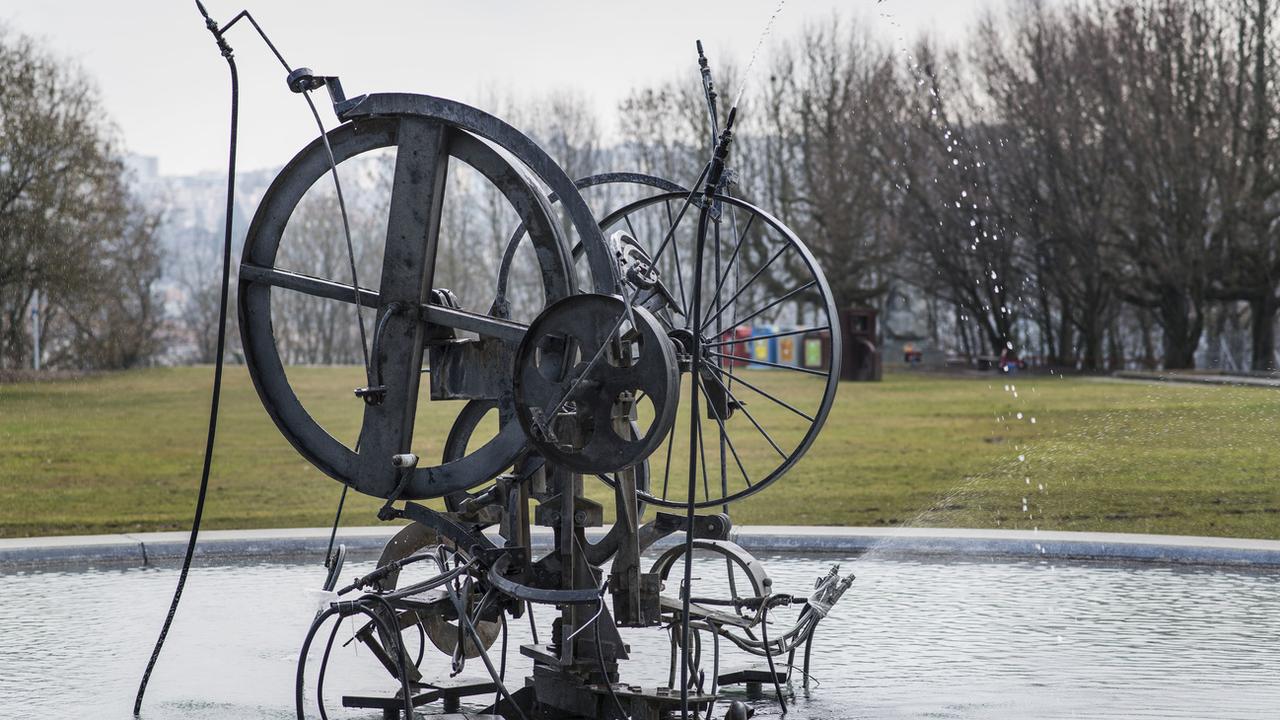 La fontaine de l'artiste fribourgeois Jean Tinguely, dédiée au coureur automobile Jo Siffert. [Keystone - Christian Beutler]