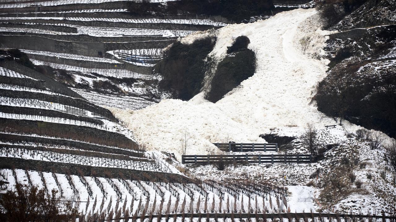 Une coulée de neige s'est abattue sur les vignes ce jeudi sur la commune de Fully (VS). [Keystone - Laurent Gillieron]