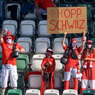Quelques supporters helvétiques étaient présents le 3 juin à Saint-Gall pour soutenir la Suisse lors de son ultime match amical avant l'Euro. [AFP - Fabrice Coffrini]