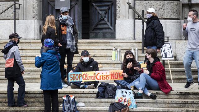 Rassemblement de solidarité pour les militants climatiques avant le procès qui a débuté mercredi à Zurich. [Keystone - Alexandra Wey]