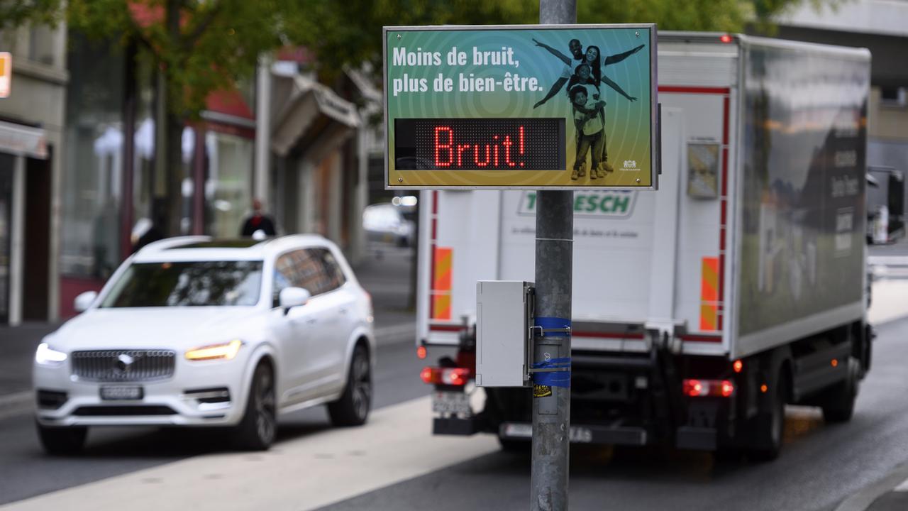 Panneau de sensibilisation au bruit des véhicules en ville de Lausanne. [Keystone - Laurent Gilliéron]
