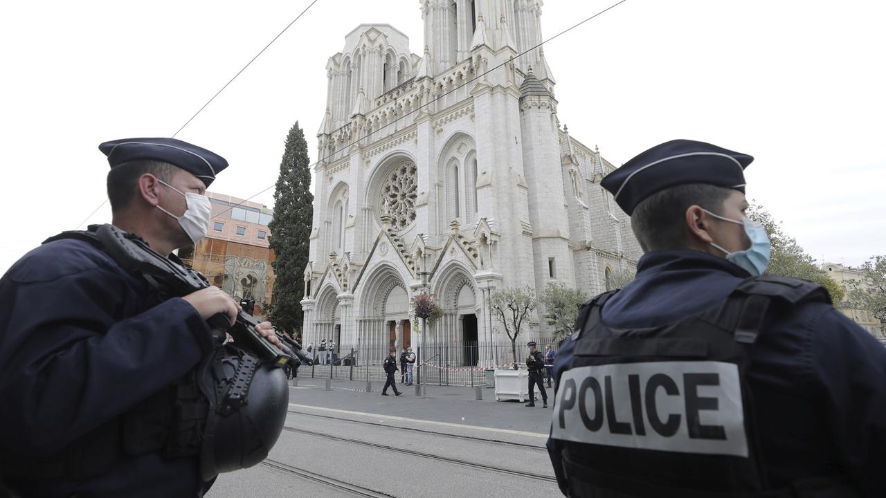 Policiers devant l'église Notre Dame de Nice après l'attaque du 29.10.2020. [Pool/AP/Keystone - Eric Gaillard]