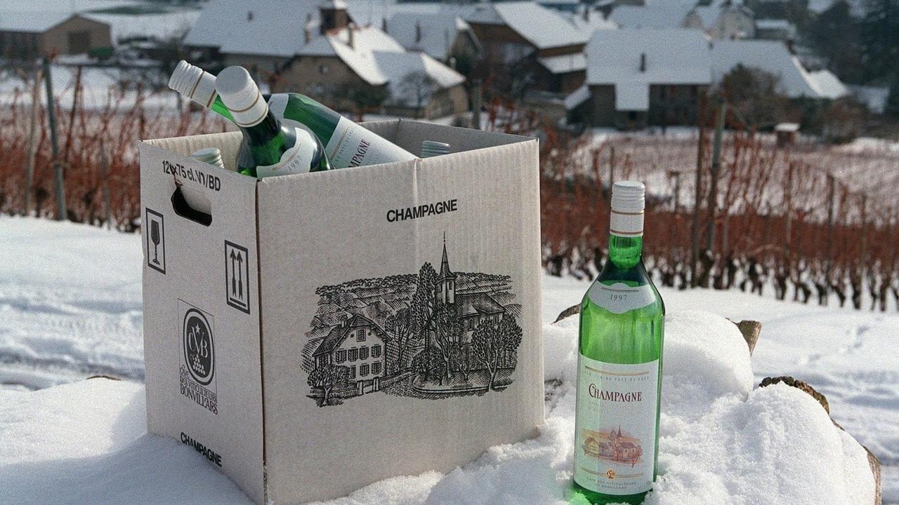 Un carton de vin de Champagne (VD) photographié en 1998, quand la Commission européenne a demandé à la Suisse de faire disparaître cette appellation. [Keystone - Fabrice Coffrini]