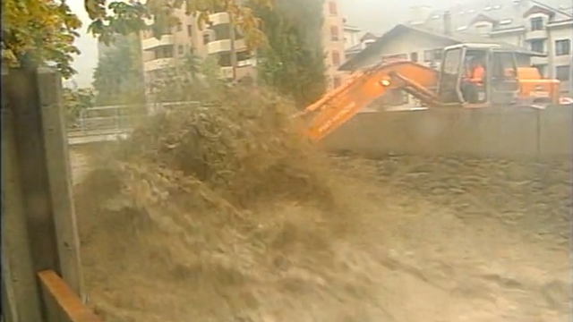 Les pluies incessantes provoquent des crues des rivières valaisannes. [RTS]