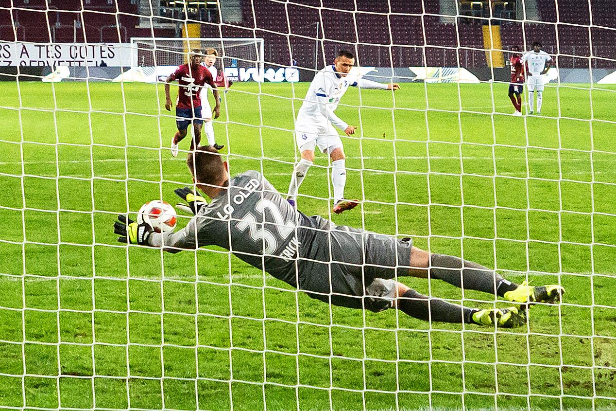 Le gardien de Servette, Jeremy Frick, repousse un penalty à la 94e minute. [freshfocus - Pascal Muller]