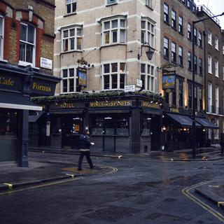 Un pub fermé à Londres en Décembre 2020. [AP Photo/Keystone - Alberto Pezzali]