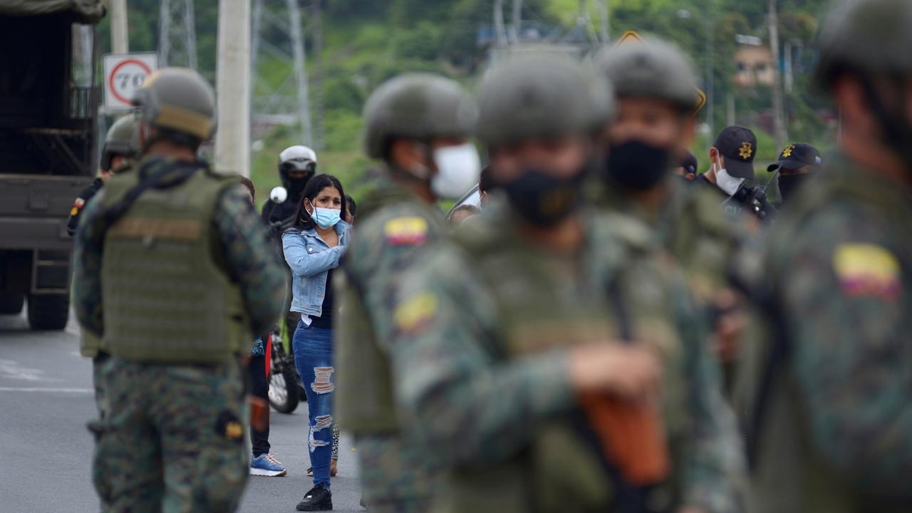 Des militaires équatoriens stationnés devant l'une des prisons où se sont déroulés des affrontements entre gangs rivaux. [Keystone - Marcos Pin]