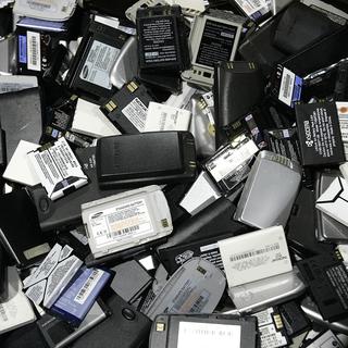 De nombreux appareils utilisent des batterie au lithium. [AP Photo/Keystone - Paul Sancya]