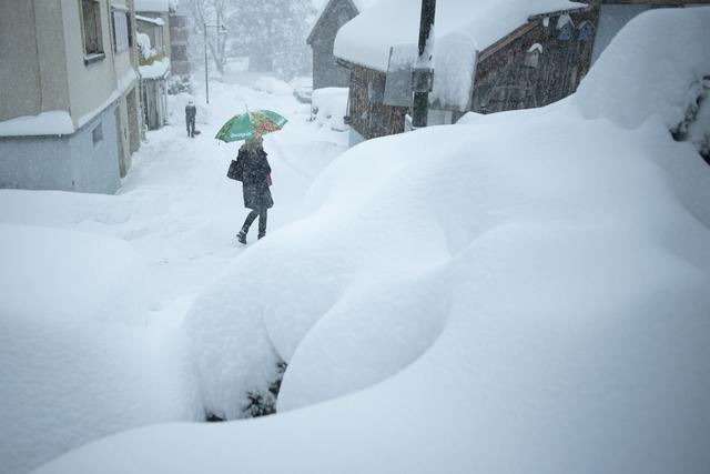 La neige continue de tomber en abondance sur une bonne partie du pays, ici à Valens (SG). [Keystone - Gian Ehrenzeller]