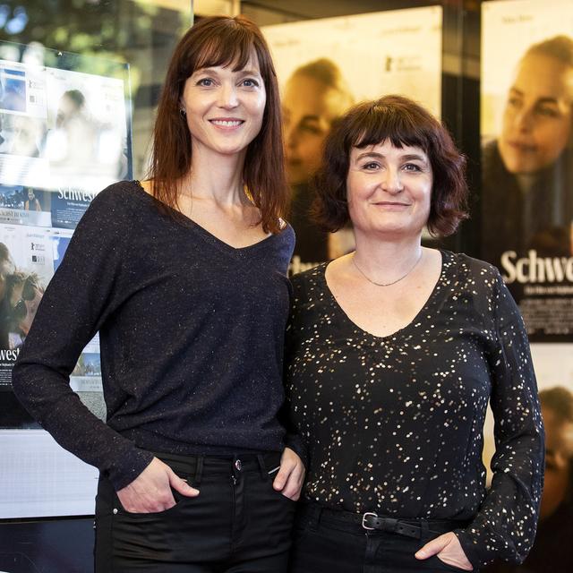 Les réalisatrices Véronique Reymond et Stéphanie Chuat posent avant la première du film "Petite sœur" à Zurich, le 2 septembre 2020. 
Alexandra Wey
KEYSTONE [Alexandra Wey]