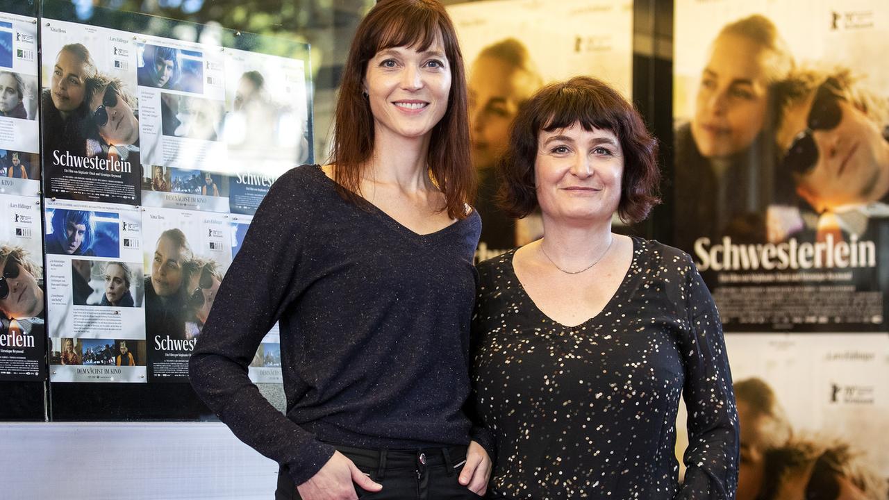 Les réalisatrices Véronique Reymond et Stéphanie Chuat posent avant la première du film "Petite sœur" à Zurich, le 2 septembre 2020. 
Alexandra Wey
KEYSTONE [Alexandra Wey]