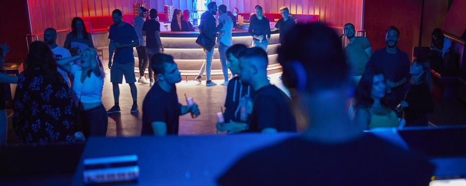 Les clients du club font la fête au D ! club le premier soir après l'assouplissement des mesures COVID-19 permettant la réouverture des discothèques à pleine capacité et sans masque sur présentation des certificats COVID à Lausanne, Suisse, tôt samedi 26 juin 2021. [Keystone - Valentin Flauraud]