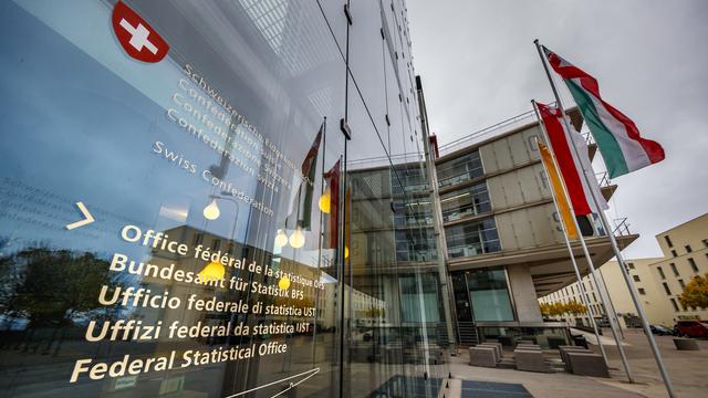 L'entrée du bâtiment de l'Office fédéral de la statistique à Neuchâtel. [Keystone - Valentin Flauraud]