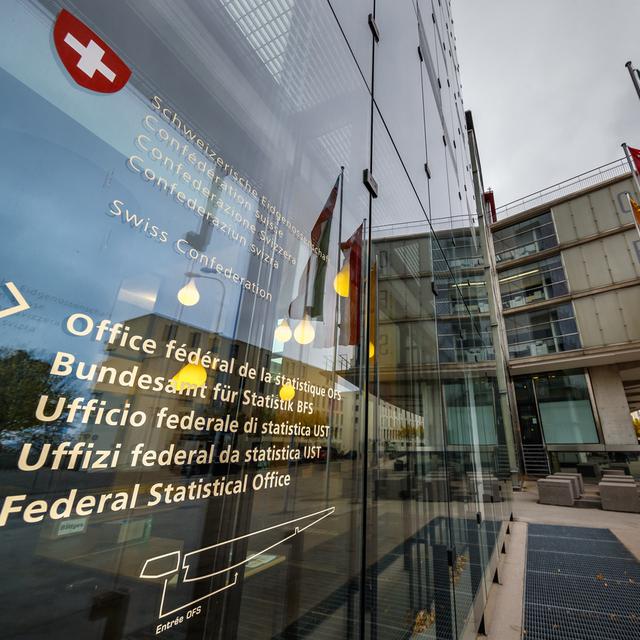 L'entrée du bâtiment de l'Office fédéral de la statistique à Neuchâtel. [Keystone - Valentin Flauraud]