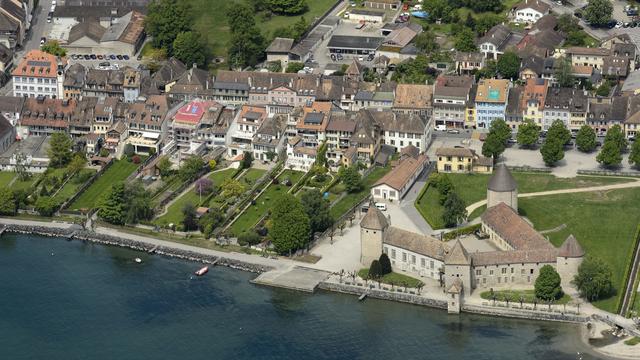 Vue aérienne de la ville de Rolle et de son château. [Keystone - Laurent Gilliéron]