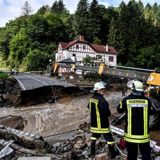 Une route emportée par les inondations à Schuld, en Allemagne, le 15 juillet 2021. [EPA/Keystone - Sascha Steinbach]
