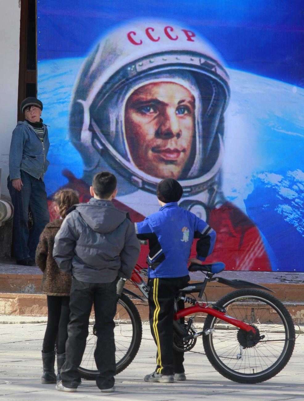 Plusieurs décennies après, Youri Gagarine est toujours fortement apprécié en Russie, comme le témoigne cette fresque en son hommage. [KEYSTONE - Dmitry Lovetsky / AP Photo]
