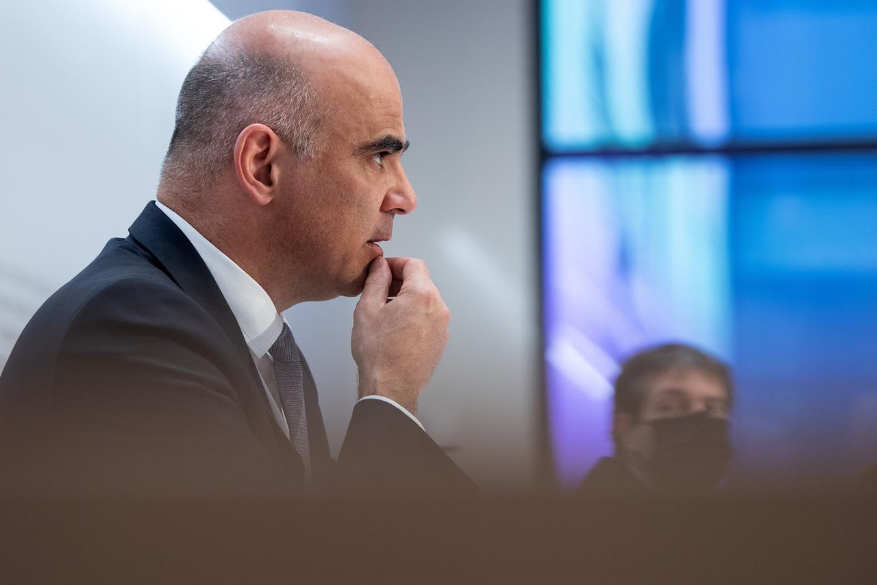 Alain Berset lors de la conférence de presse sur Conseil fédéral, le 17 décembre 2021. [KEYSTONE - PETER SCHNEIDER]