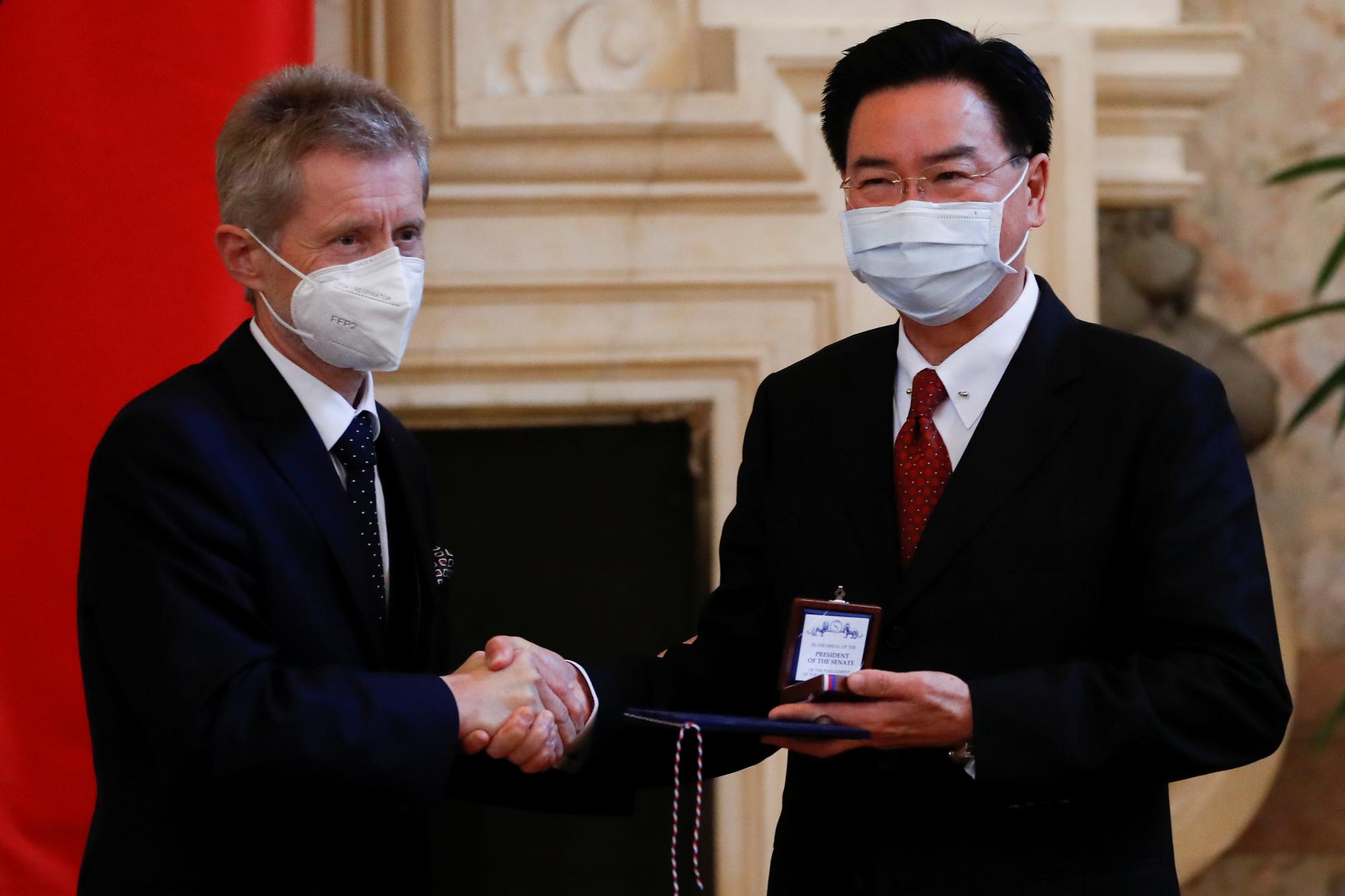 Le président du Sénat tchèque Milos Vystrcil donne au ministre des Affaires étrangères de Taiwan Joseph Wu la médaille d'argent commémorative du Sénat du Parlement de la République tchèque. [reuters - David W Cerny]