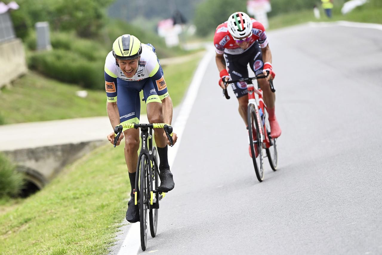 Simon Pellaud, en rouge, a été distance à 9 km de l'arrivée par Taco van der Hoorn. [KEYSTONE - (Fabio Ferrari]