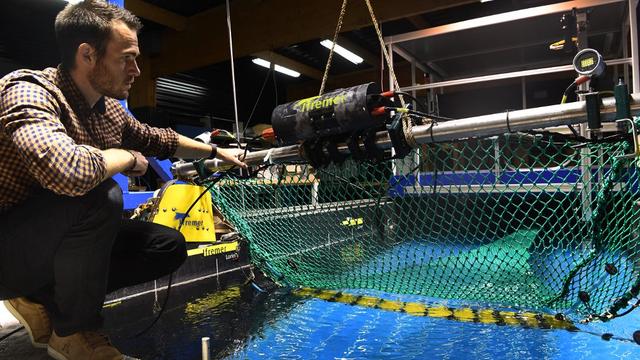 Le chercheur de l'Ifremer Julien Simon teste un filet de pêche équipé de capteurs et de caméras le 5 octobre 2021. [AFP - Fred Tanneau]