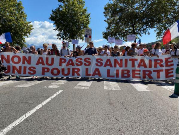 Le septième samedi de manifestation contre le pass sanitaire et l’obligation vaccinale a attiré environ 4'000 personnes à Annecy (F) le 28 août 2021 [Coraline Pauchard)]