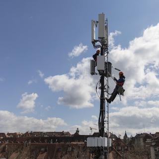 L'installation d'une antenne 5G à Berne, en mars 2019. [Keystone - Peter Klaunzer]