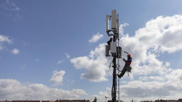 L'installation d'une antenne 5G à Berne, en mars 2019. [Keystone - Peter Klaunzer]