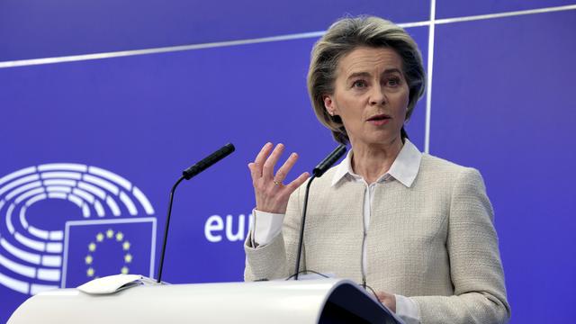 Dans une interview au quotidien français Les Echos, la présidente de la Commission européenne Ursula von der Leyen annonce le lancement d'un programme destiné à étudier les mutations du Covid-19. [Olivier Matthys]