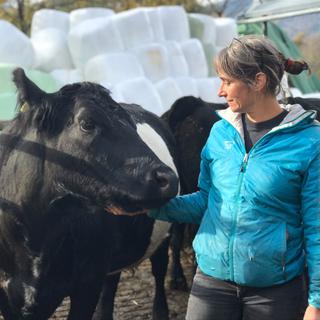 L'agricultrice grisonne Valérie Cavin avec l'une de ses vaches. [RTS - Joëlle Cachin]