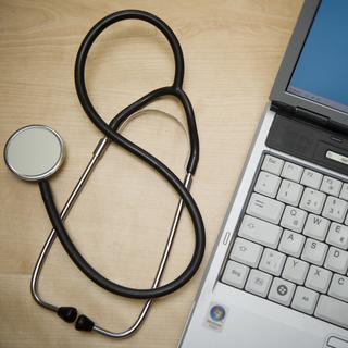 Le Dossier Électronique du Patient (DEP) est un dossier de santé en ligne, qui permet de disposer en tout temps de toutes les informations importantes pour les patients. [Keystone - Patrick Peul]